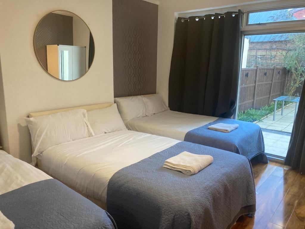 לונדון Twin Towerd Hotel מראה חיצוני תמונה